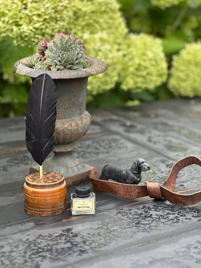 Bureauset Vintage: feather pen en holder.